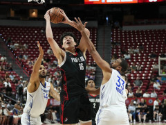 杨瀚森完成NBA常规赛首秀!全场出战5分钟得到2分1板1犯规正负值-5,下半场没有获得出场机会