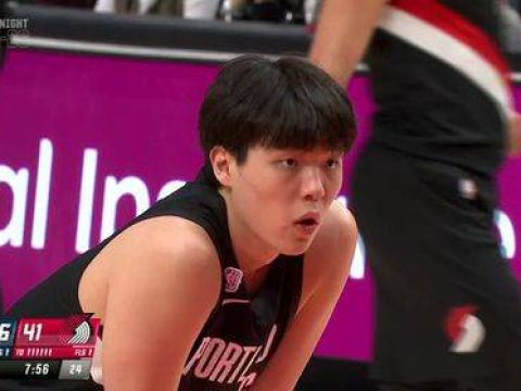 [杨瀚森首分]常规赛生涯首分！杨瀚森篮下出手造对手犯规 随后两罚全中