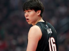 仅打5分16秒下半场被DNP:杨瀚森排面拉满却未能闪光 还遭麦丹隔扣