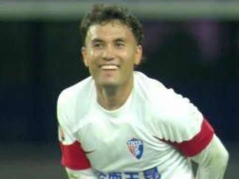 [进球视频]迪力穆拉提兜出完美弧线任意球破门，玉昆3-0梅州