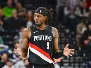 在昌西·比卢普斯被捕后,开拓者队重返赛场迎战勇士队