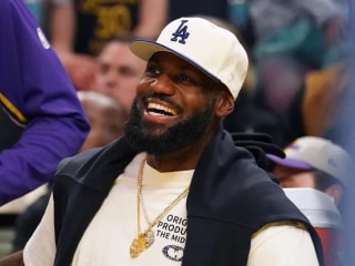 湖人队勒布朗·詹姆斯在奥斯汀·里夫斯生涯之夜后,用认可之声平息交易传闻