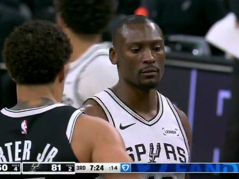 NBA常规赛:篮网vs马刺第3节英文原声回放