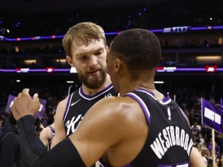 观看多曼塔斯·萨博尼斯补篮绝杀,助萨克拉门托取得赛季首胜