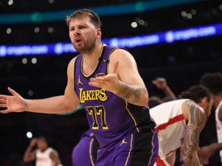 湖人队的勒布朗·詹姆斯在奥斯汀·里夫斯难忘之夜后,开玩笑地调侃卢卡·东契奇