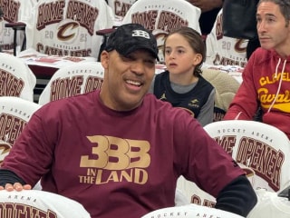 “他回来了!拉瓦尔·鲍尔展示骑士队BBB新周边,给朗佐惊喜定制款运动鞋