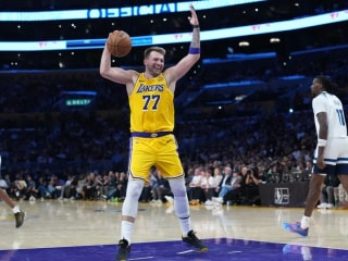 观看卢卡·东契奇砍下49分,助湖人队击败森林狼队获胜