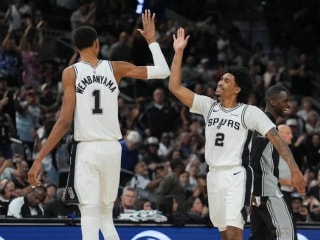 维克多·文班亚马状态火热,不败的马刺队主场迎战猛龙队