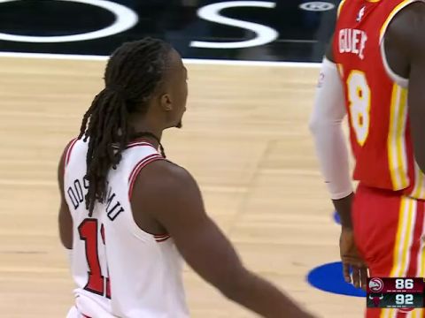 NBA常规赛:老鹰vs公牛第3节英文原声回放