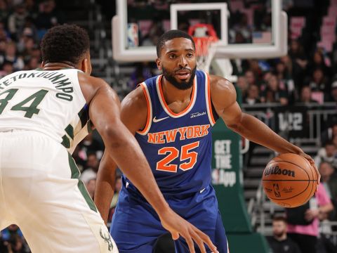 尼克斯111-121雄鹿 字母哥37分力压布伦森36分成功捍卫主场