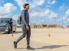 火箭严肃备战后飞往多伦多:范乔丹随队出征 申请伤病特例还存疑