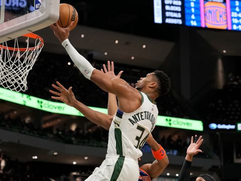 尼克斯111-121雄鹿 字母哥37分力压布伦森36分成功捍卫主场