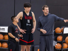 开拓者记者:杨瀚森在夏季联赛中表现出色,外界对他产生了不切实际的预期