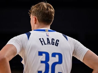 独行侠队的库珀·弗拉格在欺负式进攻后对麦克·麦克朗做出野蛮手势