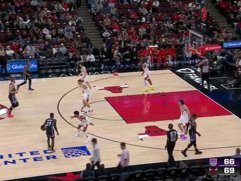 NBA常规赛:国王vs公牛第3节英文原声回放