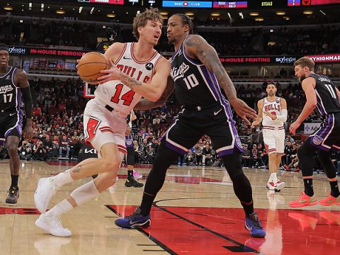 布泽利斯vs国王集锦 18中11恐怖命中率独揽27+5