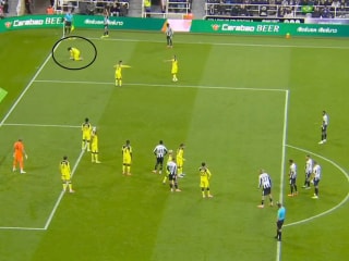 热刺的杰德·斯彭斯在调整他的球鞋。裁判之后是否犯了一个“错误”?