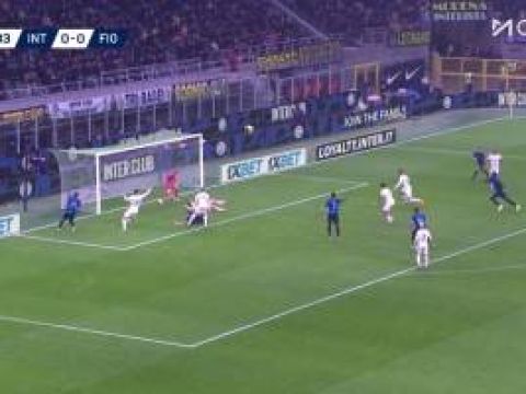 [禁区倒地] 争议！埃斯波西托禁区被拉倒！主裁听取VAR后没有判罚点球！