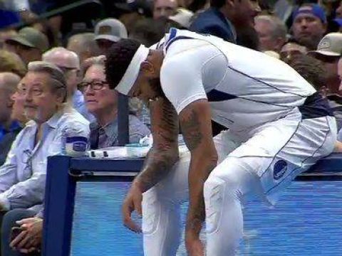 [浓眉伤退]经常小伤不断！浓眉首节落地踩到对方脚上崴伤伤退