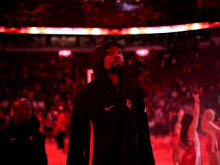 火箭队的凯文·杜兰特被完全放空，以便球队可以包夹阿尔佩伦·申京