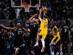 里夫斯绝杀冲上全美第1热搜：魔术师直言英雄 湖媒/东契奇都赞山羊