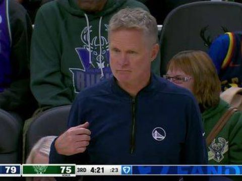 [库里超远三分]这球不算但帅！库里断球遭提前犯规 响哨后随手中超远三分