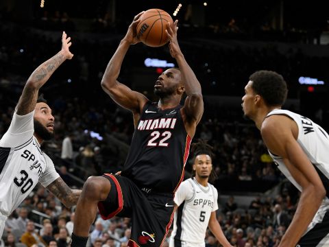 维金斯vs马刺集锦 全场拿下24分6篮板投篮18中11遗憾落败