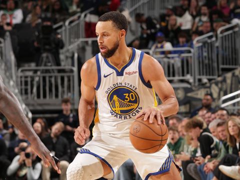 库里vs雄鹿集锦 空砍27分拼尽全力难阻失利