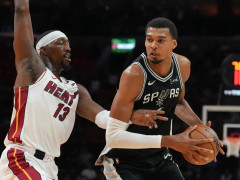 文班亚马成为历史上首位在新赛季前5场就达成150分+20帽的球员