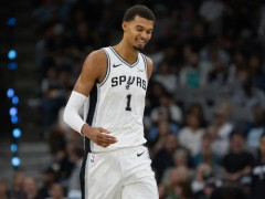 文班亚马成为历史上第二位达成新赛季5胜0负场均30+的中锋,比肩张伯伦