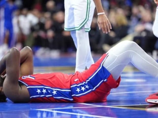 比尔·西蒙斯猛烈抨击76人队的乔尔·恩比德“荒谬”的犯规判罚