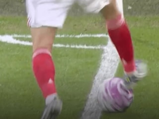 VAR本可以在几秒内纠正曼联有争议的角球判罚，这是一种帮助裁判的简单方法