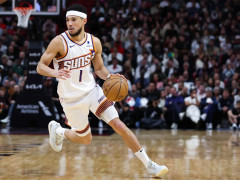 布克成为太阳队史首位在赛季前7场比赛中，砍下至少200分50次助攻的球员