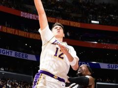 600万拉拉维亚登全美热搜！隔扣7尺长人+空接炸框 近三战场均22+7