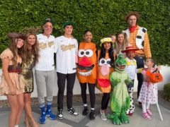 情谊！加索尔全家多年陪伴瓦妮莎一家过万圣节 化身机器人总动员