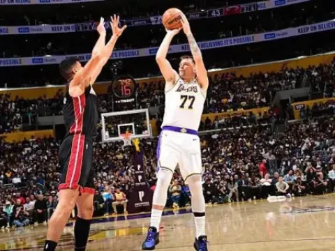 【全场回放】 湖人vs热火 (杨健、李根、苏群、佳依)