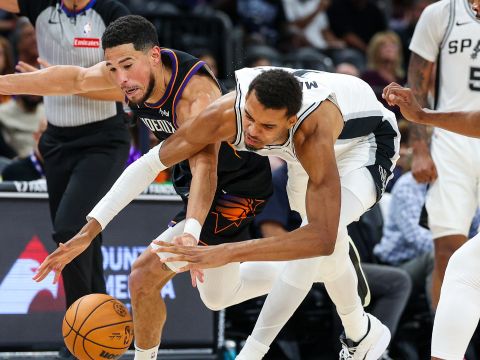 马刺118-130太阳 太阳7人上双主场打破马刺不败金身