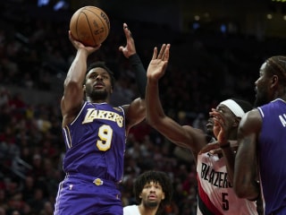 观看布朗尼·詹姆斯命中2025-26赛季首个三分球