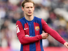 德容和卡萨多目前均领过一张黄牌，巴萨快要面临没人用的处境