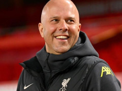 斯洛特当选赛季最佳主帅，利物浦社媒发文晒图表示祝贺