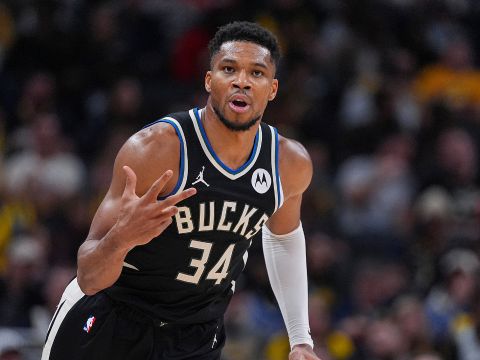 字母哥vs步行者集锦 独揽33+13+5天神下凡完成中投绝杀