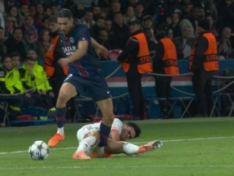 [红牌罚下]危险！迪亚斯铲倒阿什拉夫后者坐地痛哭，VAR介入将其红牌罚下