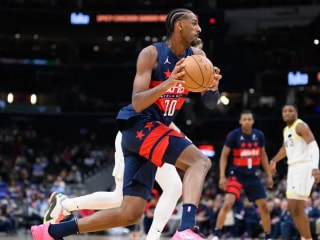 奇才队亚历克斯·萨尔在21岁前打破与布拉德利·比尔的球队纪录