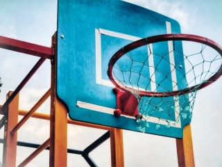 国王队周六主场迎战雷霆队，进行NBA杯小组赛的对决