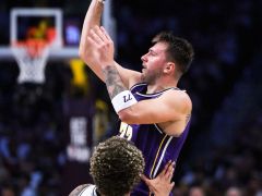 轰35+13+9+5断2帽！东契奇又刷纪录湖人五连胜 手臂肌肉更为抢眼