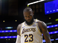 美记：詹姆斯从未考虑过申请交易离开湖人，他相信湖人本赛季具备夺冠实力