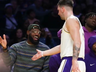 勒布朗·詹姆斯准备进行对抗性篮球活动，为湖人队的赛季首秀做准备