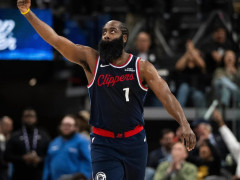 哈登在场时快船的净效率为+2.3，当他下场后快船的效率值出现大幅下滑