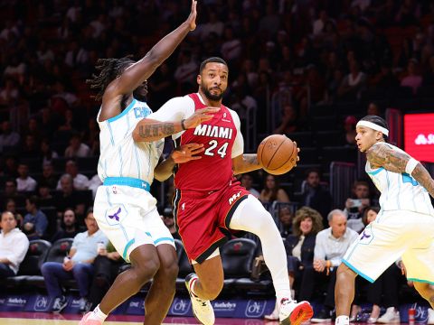 鲍威尔vs黄蜂集锦 25分4篮板3助攻内线得分如探囊取物