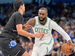 连三场30+却2负1胜！布朗6次30+创纪录东部封王 塔图姆场下黑脸